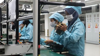 Di tahap awal karyawan melakukan pemasangan komponen-komponen seperti prosesor, motherboard, kamera, hingga fingerprint. (Foto: Dok. Oppo Indonesia/Teks: Josina)