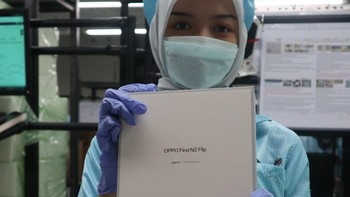 Setelah semua komplit lalu masuk ke bagian pembungkusan plastik, di sini jika tidak ada yang pas maka akan diulang kembali hingga rapat dan rapih. Inilah kotak dari Oppo Find N2 Flip yang akan segera dijual di pasar Indonesia. Berminat? Foto: Dok. Oppo Indonesia