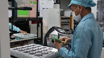 Head of NPI Oppo Find N2 Flip Rafqi Ramadhan mengatakan pabrik seluas 10 hektar ini mewadahi tiga tahapan instalasi/assembling, pengujian/testing dan pengemasan/packing. (Foto: Dok. Oppo Indonesia/Teks: Josina)