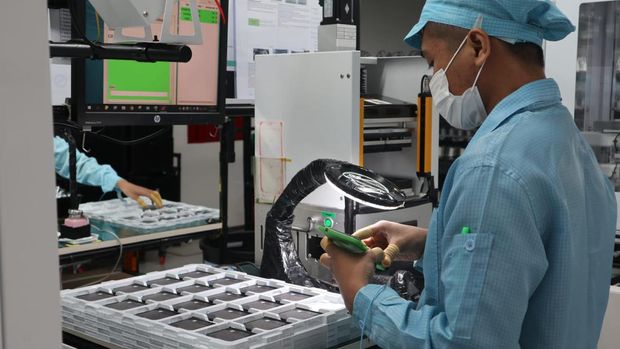 fotoinet perakitan oppo find n2 flip di pabrik oppo indonesia fotoinet perakitan oppo find n2 flip di pabrik oppo indonesia