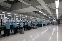 fotoinet perakitan oppo find n2 flip di pabrik oppo indonesia