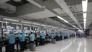 Untuk perakitan Oppo Find N2 Flip dilakukan dengan tim khusus sekitar 65 karyawan dan ruangan yang berbeda dari produksi ponsel lainnya. Di sini terdapat 60 line untuk menghasilkan satu unit Oppo Find N2 Flip dibutuhkan waktu 1,5 jam dari awal hingga akhir pemrosesan. Dalam satu hari Oppo telah menghasilkan ribuan unit Oppo Find N2 Flip. (Foto: Dok. Oppo Indonesia/Teks: Josina)