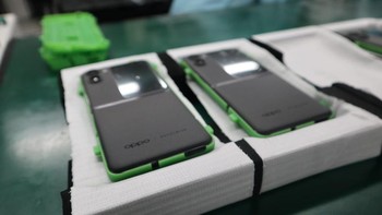 Pada bagian packing karyawan akan menyusun asesoris seperti charger hingga case tambahan. Oppo memiliki timbangan otomatis sehngga jika ada salah satu kotak yang kurang atuapun lebih beratnya akan berbunyi yang artinya menandakan ada yang kurang atau kelebihan asesoris. oto: Dok. Oppo Indonesia