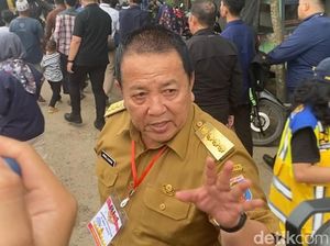 Netizen Geram Gubernur Lampung Tepuk Tangan Saat Jalan Rusak Dibeneri Jokowi