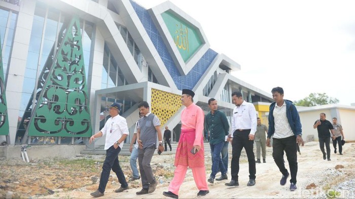 Gubernur Riau Syamsuar saat meninjau sejumlah proyek di Pekanbaru.