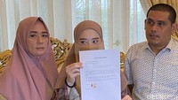 Inara Rusli lalu menyampaikan pesan ke Virgoun terkait pernikahan yang disebut buka cuma soal cinta, tapi ada tanggung jawab dan takwa. (Foto: Muhammad Ahsan Nurrijal)