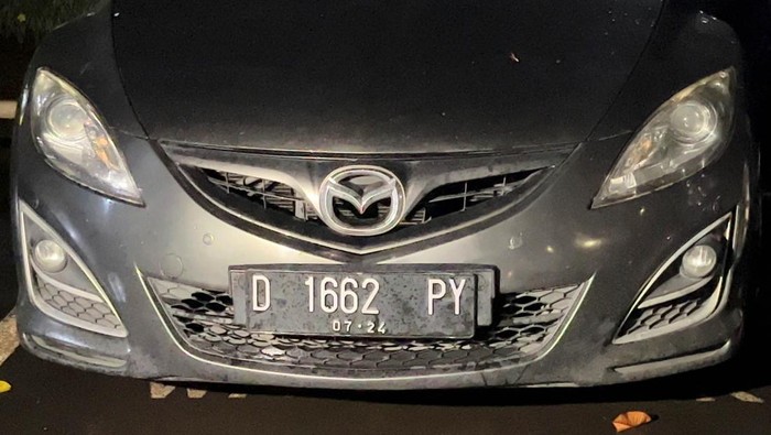 Polisi telah menangkap pengendara berlagak koboi yang menodongkan pistol dan memukul pengendara lain di Tol Tomang, Jakbar. Mobil pengendara 'koboi' juga diamankan. Mobil yang digunakan pengendara koboi itu terparkir di sebuah apartemen kawasan Serpong, Tangerang Selatan.