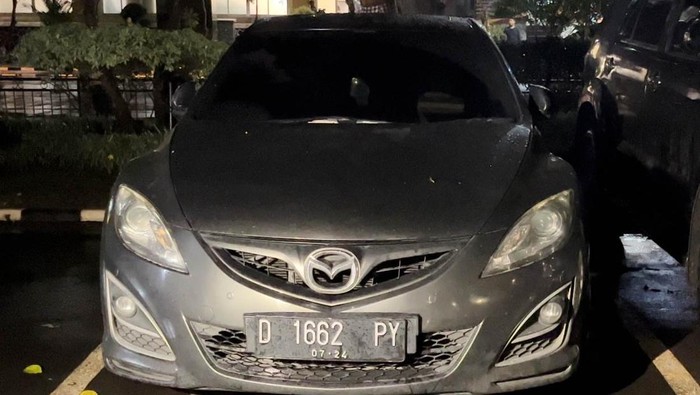 Polisi telah menangkap pengendara berlagak koboi yang menodongkan pistol dan memukul pengendara lain di Tol Tomang, Jakbar. Mobil pengendara 'koboi' juga diamankan. Mobil yang digunakan pengendara koboi itu terparkir di sebuah apartemen kawasan Serpong, Tangerang Selatan.