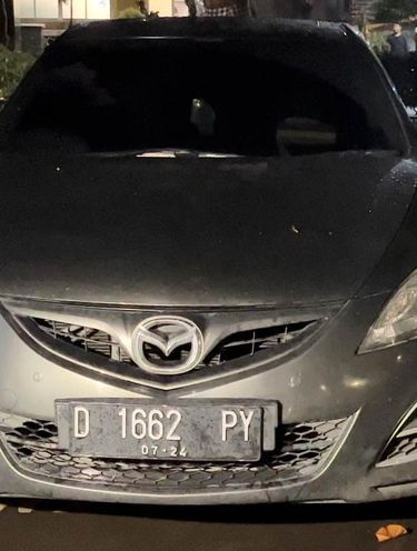 Polisi telah menangkap pengendara berlagak koboi yang menodongkan pistol dan memukul pengendara lain di Tol Tomang, Jakbar. Mobil pengendara 'koboi' juga diamankan. Mobil yang digunakan pengendara koboi itu terparkir di sebuah apartemen kawasan Serpong, Tangerang Selatan.