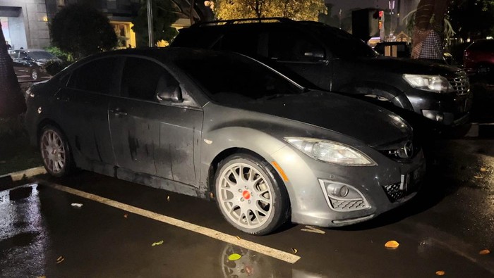 Ini Mobil Pengendara Koboi yang Palsukan Nopol Dinas Polisi Polisi telah menangkap pengendara berlagak koboi yang menodongkan pistol dan memukul pengendara lain di Tol Tomang, Jakbar. Mobil pengendara 'koboi' juga diamankan. Mobil yang digunakan pengendara koboi itu terparkir di sebuah apartemen kawasan Serpong, Tangerang Selatan.