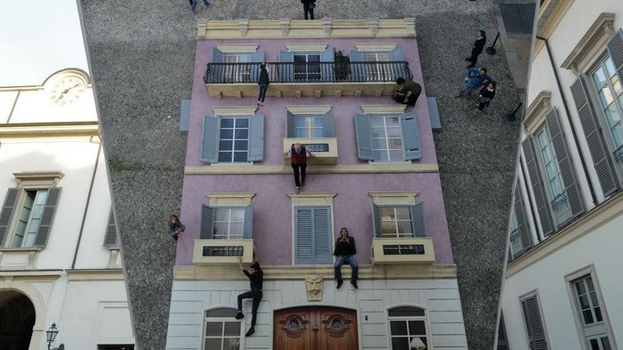 Instalasi Bangunan di Italia Ini Bikin Gagal Fokus, Nih Lihat Sebuah instalasi bangunan karya Leandro Erlich menarik banyak orang di Milan. Pasalnya, instalasi ini sangat unik dan bikin banyak orang yang gagal fokus.