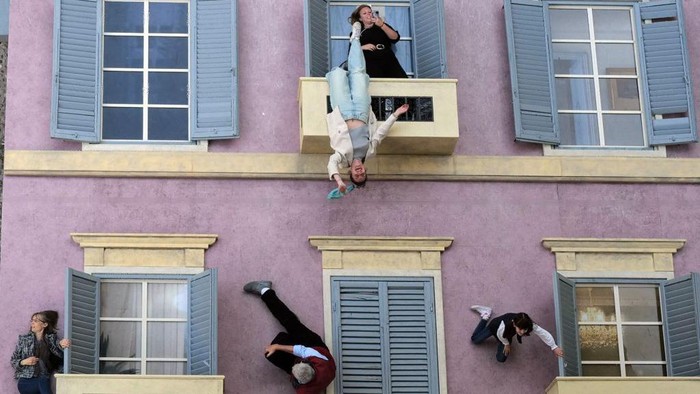 Sebuah instalasi bangunan karya Leandro Erlich menarik banyak orang di Milan. Pasalnya, instalasi ini sangat unik dan bikin banyak orang yang gagal fokus.