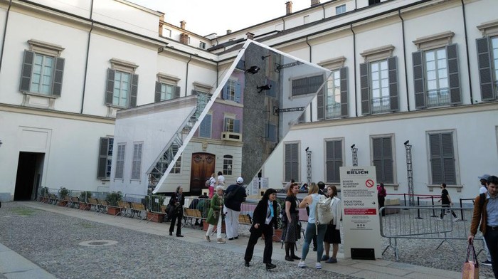 Sebuah instalasi bangunan karya Leandro Erlich menarik banyak orang di Milan. Pasalnya, instalasi ini sangat unik dan bikin banyak orang yang gagal fokus.