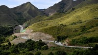 Kendaraan melintas di Jalan Bajo-Golo Mori, Desa Golo Mori, Manggarai Barat, NTT, Kamis (4/5/2023).  
