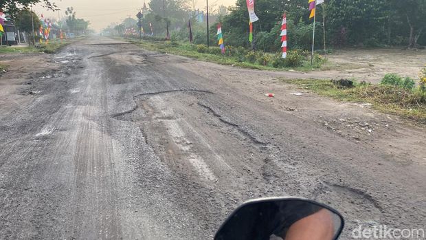 Jalan di Rumbia yang baru ditambal kini kembali rusak. (Tommy Saputra/detikSumut)