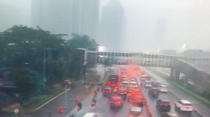 Jalan Jenderal Sudirman menuju Bundaran Senayan