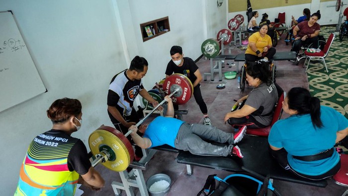 Jelang ASEAN Para Games Kamboja, Atlet angkat berat NPC Indonesia Berlatih Keras Atlet angkat berat dari Komite Paralimpiade Nasional Indonesia (NPC Indonesia) mengikuti pemusatan latihan nasional (Pelatnas) di Solo, Jawa Tengah, Jumat (5/5/2023). Pelatnas tersebut sebagai persiapan para atlet untuk bertanding pada ajang ASEAN Para Games Kamboja 2023.