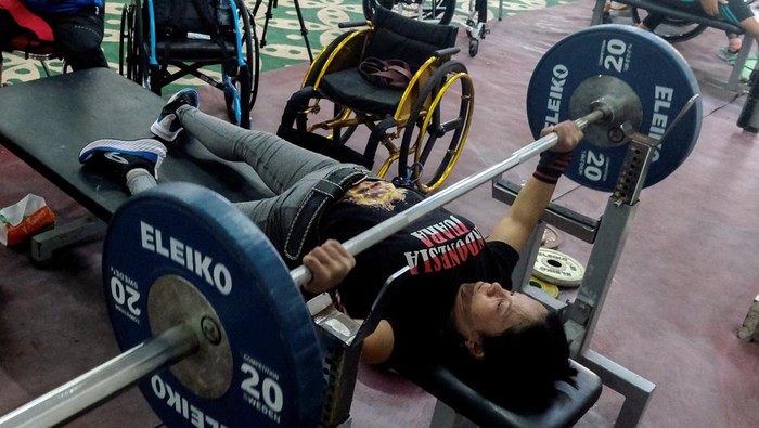 Atlet angkat berat dari Komite Paralimpiade Nasional Indonesia (NPC Indonesia) mengikuti pemusatan latihan nasional (Pelatnas) di Solo, Jawa Tengah, Jumat (5/5/2023). Pelatnas tersebut sebagai persiapan para atlet untuk bertanding pada ajang ASEAN Para Games Kamboja 2023.