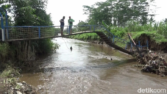 Jembatan di Lumajang ambruk gegara diterjang banjir