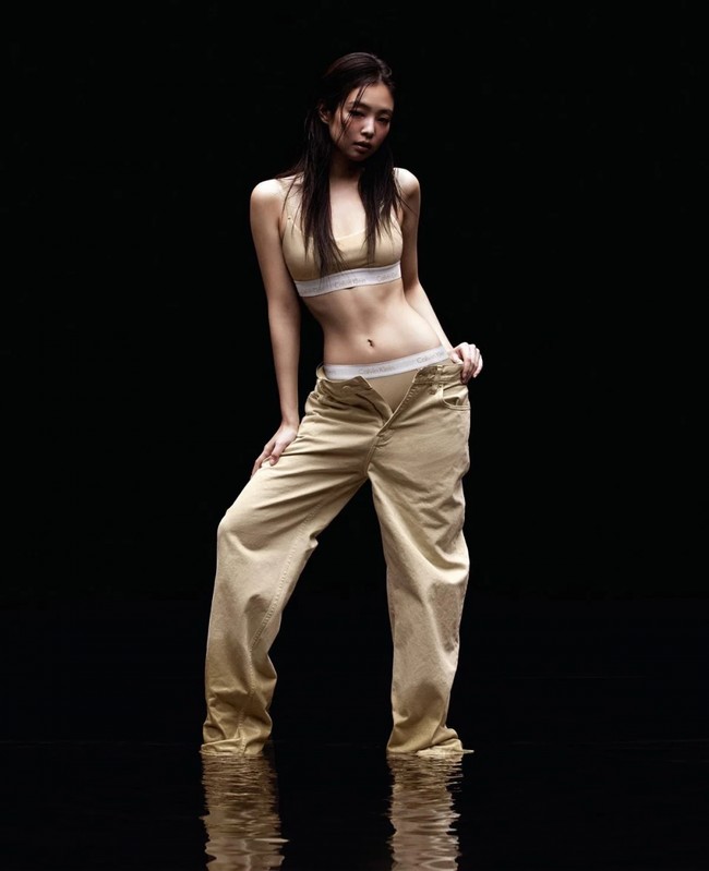 Selama ini koleksi Calvin Klein identik berwarna monokrom. Jennie BLACKPINK ingin menghadirkan bralette dan underwear bernuansa earth tone yang dipadukan dengan denim jeans serasi. Foto: dok. Calvin Klein