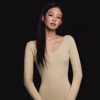 Selain koleksi bralette dan underwear, penggemar dapat memburu bodysuit, jogger pants, t-shirt, gaun rajut, hingga setelan kemeja dan denim jeans yang dirilis pada 10 Mei mendatang. Foto: dok. Calvin Klein