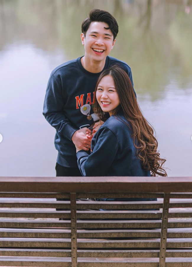 Di foto-foto yang dibagikan terlihat Jess No Limit dan Sisca Kohl tampil kembar mengenakan sweater berwarna biru. Melalui keterangan foto diketahui jika foto-foto tersebut diambil saat Jess No Limit dan Sisca Kohl tengah berada di Korea. Foto: Instagram/@jessnolimit