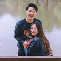 Di foto-foto yang dibagikan terlihat Jess No Limit dan Sisca Kohl tampil kembar mengenakan sweater berwarna biru. Melalui keterangan foto diketahui jika foto-foto tersebut diambil saat Jess No Limit dan Sisca Kohl tengah berada di Korea. Foto: Instagram/@jessnolimit