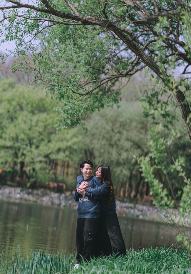 Tak hanya bergaya kompak, keduanya pun terlihat begitu mesra. Seperti dalam foto yang satu ini, saat Sisca berpose memeluk Jess No Limit dari belakang. Foto: Instagram/@jessnolimit