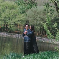 Tak hanya bergaya kompak, keduanya pun terlihat begitu mesra. Seperti dalam foto yang satu ini, saat Sisca berpose memeluk Jess No Limit dari belakang. Foto: Instagram/@jessnolimit