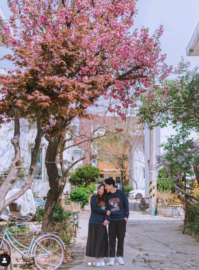 Melalui unggahan di akun Instagram pribadinya Jess No Limit akhirnya mengumumkan kabar bahagia terkait pernikahannya. Sang istri, Sisca Kohl kini tengah hamil dan keduanya sedang menanti anak pertama mereka. Foto: Instagram/@jessnolimit