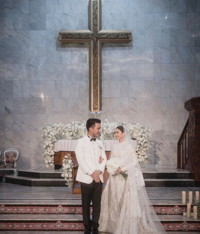 Penampilan Jessica Mila sepintas mengingatkan pada Grace Kelly, aktris terkenal Amerika, saat menikah dengan Pangeran Rainier III dari Monako pada 1956 silam. Foto: Instagram/@cherryjks