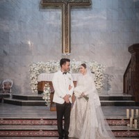 Penampilan Jessica Mila sepintas mengingatkan pada Grace Kelly, aktris terkenal Amerika, saat menikah dengan Pangeran Rainier III dari Monako pada 1956 silam. Foto: Instagram/@cherryjks