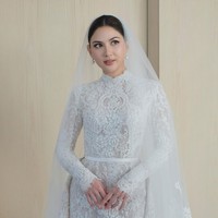 Untuk acara pemberkatan, bintang ‘Marriage with Benefits’ ini mengenakan gaun putih rancangan desainer bridal Yefta Gunawan. Gaun model mermaid dengan kerah tinggi ini sarat akan detail yang merupakan perpaduan lace, bordir serta mutiara. Foto: Instagram/@cherryjks