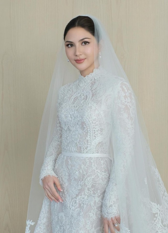 Gaya vintage dan klasik cukup kental yang memancarkan aura elegan sekaligus anggun. Veil putih panjang dengan bordiran menambah kesan dramatis dan sakral.  Foto: Instagram/@cherryjks