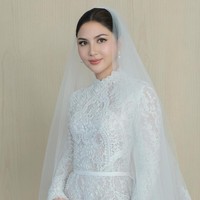 Gaya vintage dan klasik cukup kental yang memancarkan aura elegan sekaligus anggun. Veil putih panjang dengan bordiran menambah kesan dramatis dan sakral.  Foto: Instagram/@cherryjks