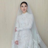 Jessica Mila resmi diperistri Yakup Hasibuan setelah menjalani prosesi pemberkatan di gereja HKBP Rawamangun, Jakarta Timur, pada Jumat (5/5/2023). Ia tampi memukau dalam balutan gaun pengantin berbahan lace dan bordir. Foto: Instagram/@cherryjks