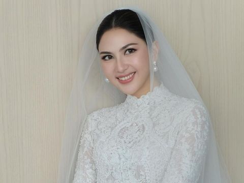 Penampilan cantik Jessica Mila saat menikah dengan Yakup Hasibuan.