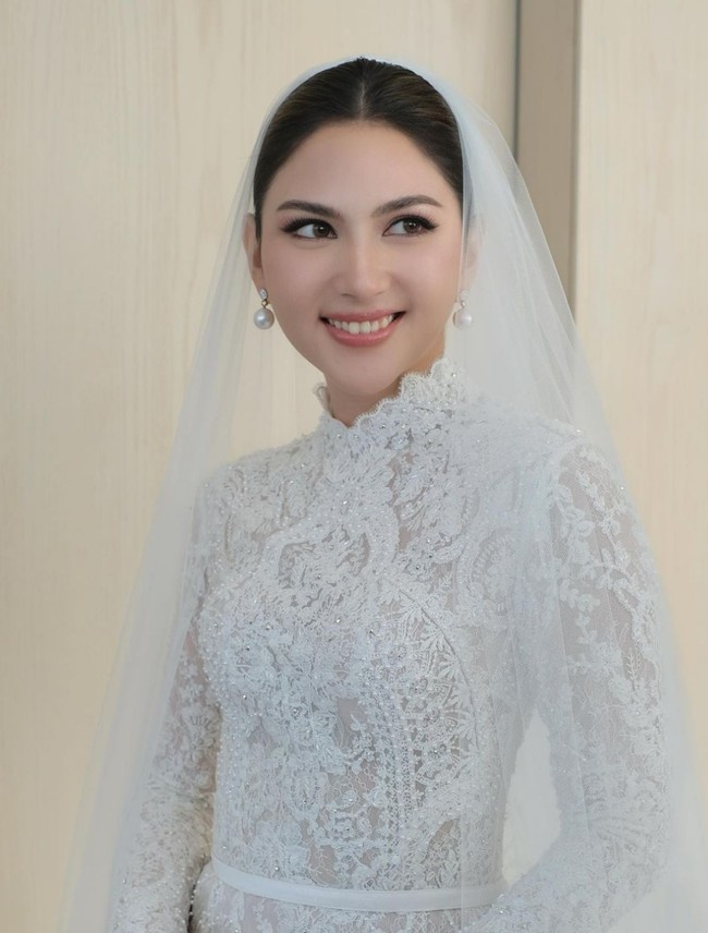 Wajah Jessica Mila dipercantik dengan makeup bernuansa natural warna nude pink, hasil karya makeup artist Cherry Jessica. Sementara rambutnya ditata sanggul simpel namun tetap mengaksentuasi kecantikannya. Foto: Instagram/@cherryjks