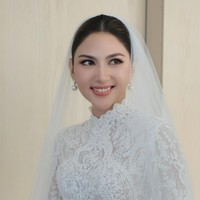 Wajah Jessica Mila dipercantik dengan makeup bernuansa natural warna nude pink, hasil karya makeup artist Cherry Jessica. Sementara rambutnya ditata sanggul simpel namun tetap mengaksentuasi kecantikannya. Foto: Instagram/@cherryjks