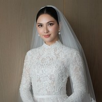 Sepasang anting mutiara membuat kecantikan Jessica Mila makin terpancar. Tampak pula cincin melingkar di jari manisnya. Foto: Instagram/@cherryjks