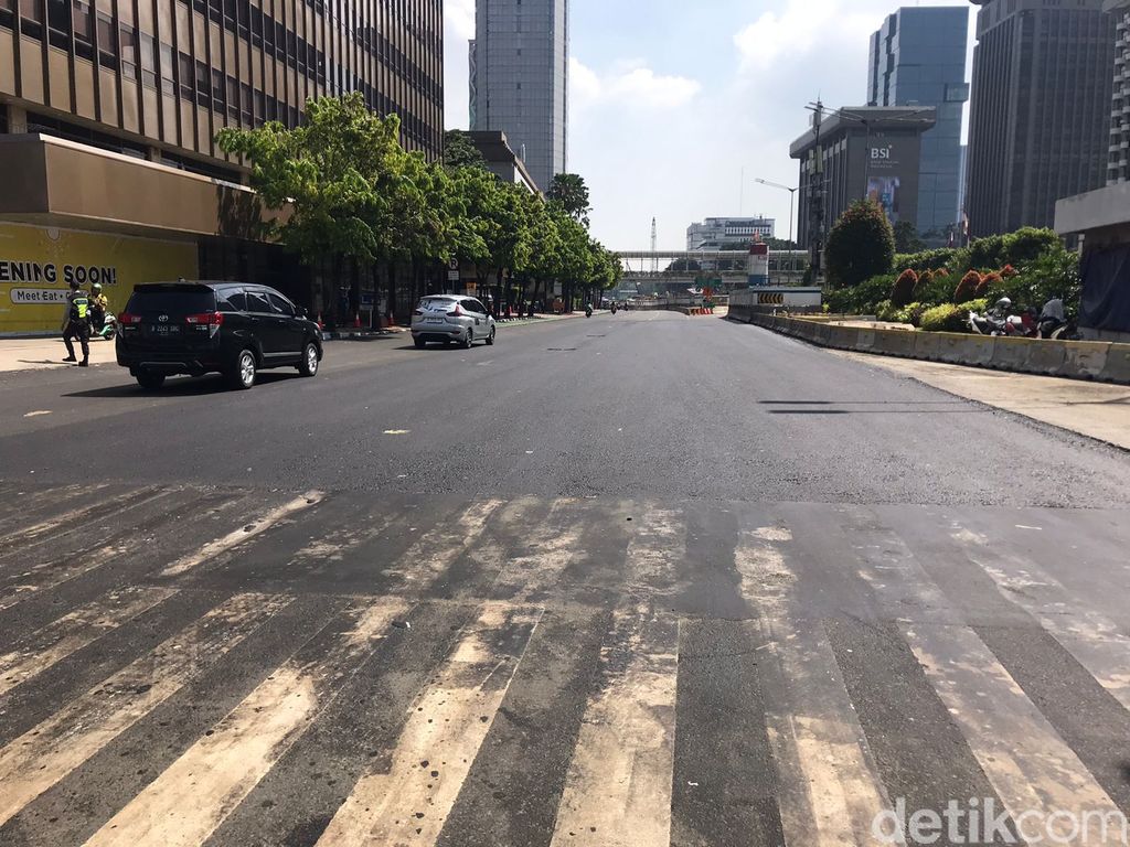 Jl MH Thamrin, lapisan aspalnya baru saja dibangun baru. 5 Mei 2023. (Firda Cynthia Anggrainy/detikcom)