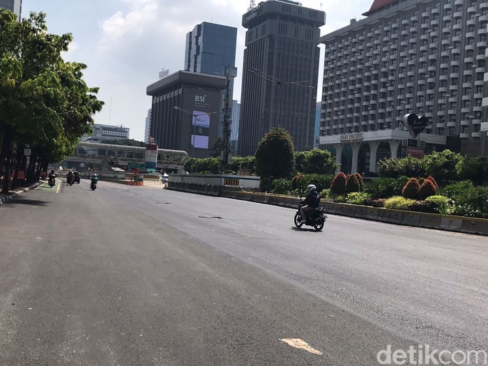 Jl MH Thamrin, lapisan aspalnya baru saja dibangun baru. 5 Mei 2023. (Firda Cynthia Anggrainy/detikcom)