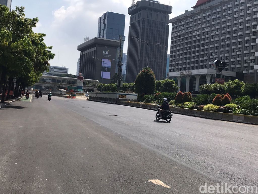 Jl MH Thamrin, lapisan aspalnya baru saja dibangun baru. 5 Mei 2023. (Firda Cynthia Anggrainy/detikcom)