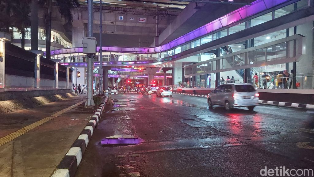 Jl Panglima Polim depan Kejagung di Kebayoran Baru Jaksel rusak. 5 Mei 2023. (Rumondang Naibaho/detikcom)