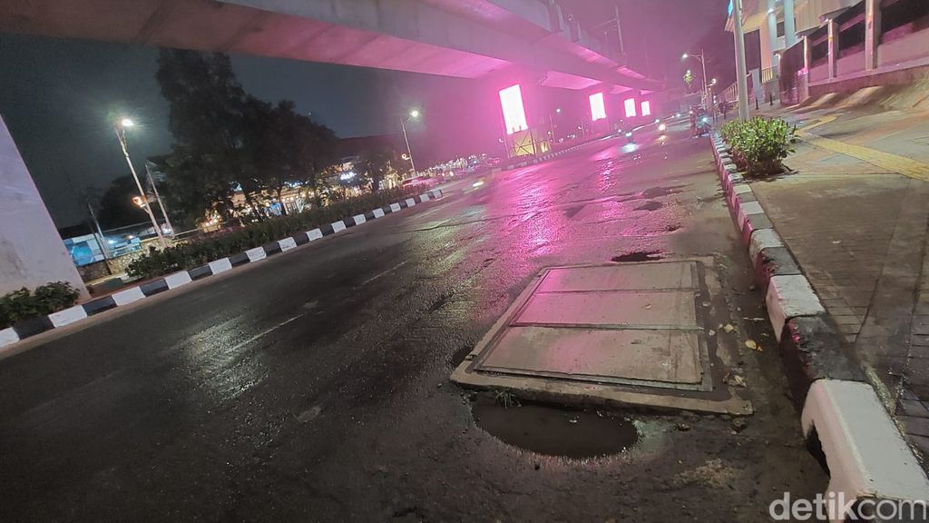 Jl Panglima Polim depan Kejagung di Kebayoran Baru Jaksel rusak. 5 Mei 2023. (Rumondang Naibaho/detikcom)