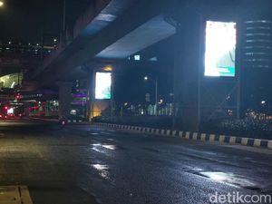 Tolong, Bina Marga Jakarta! Jalan Depan Gedung Kejagung Rusak