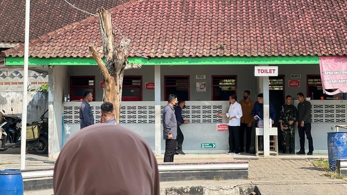 Jokowi di toilet SPBU