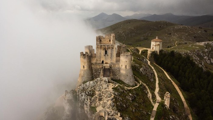 Kabut Tebal Selimuti Kastil Terindah di Dunia Kastil Rocca Calascio diselimuti kabut tebal. Kastil ini berada di Calascio Abruzzo, Italia.