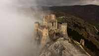Pemandangan udara memperlihatkan kastil Rocca Calascio dikelilingi oleh kabut dan awan di Calascio Abruzzo, Italia, Kamis (4/5/2023).