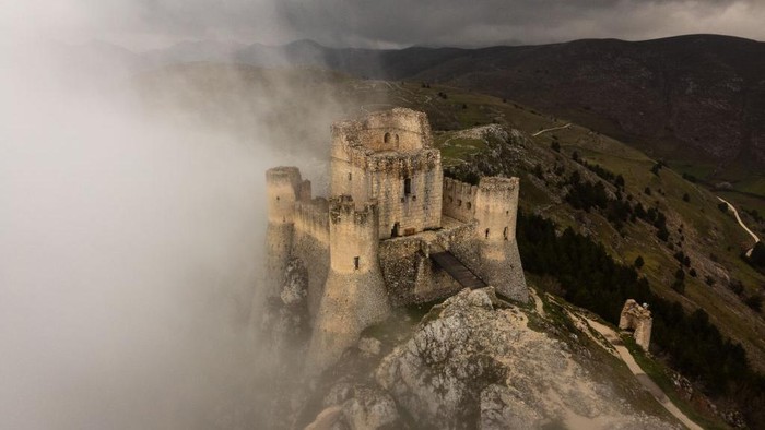 Kabut Tebal Selimuti Kastil Terindah di Dunia Kastil Rocca Calascio diselimuti kabut tebal. Kastil ini berada di Calascio Abruzzo, Italia.